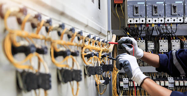 Professional Electrician technician working in Detroit, MI